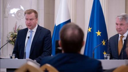 El ministro de Relaciones Exteriores de Finlandia, Pekka Haavisto, y el ministro de Defensa, Antti Kaikkonen, dan una conferencia de prensa para anunciar que Finlandia solicitará el ingreso en la OTAN en el Palacio Presidencial en Helsinki, Finlandia.