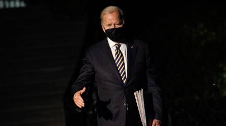 El presidente de los Estados Unidos, Joe Biden, camina hacia el Marine One en la Casa Blanca en Washington.