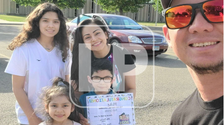 La familia Hernández Pinto posa con el certificado de primer grado de Mike, su hijo de seis años. Fotos: F.Múñoz.