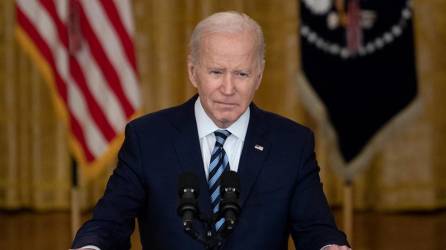 El presidente de los Estados Unidos, Joe Biden, hacIENDO una declaración desde el salón este de la Casa Blanca sobre la invasión de Rusia a Ucrania.