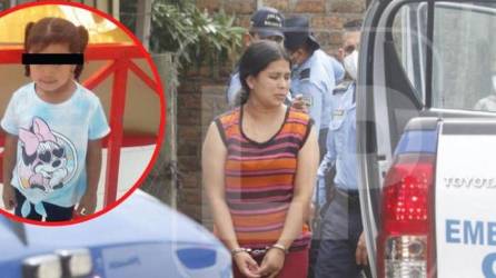 Deysi Estefanía Álvarez siendo arrestada por agentes policiles.