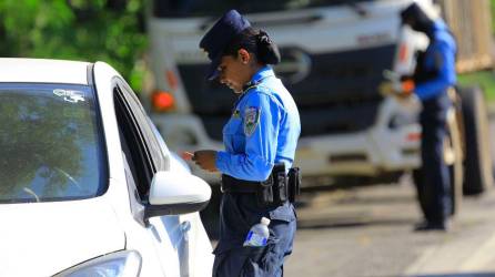 Autoridades de Vialidad y Transporte mantienen operativos activos y despliegue de policías en bulevares de ciudades y principales ejes carreteros de todo el país para controlar el tránsito de conductores.