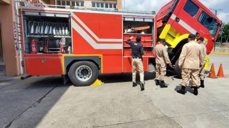 Personal de la Atic y de los bomberos revisando uno de los camiones adquiridos durante la amergencia sanitaria.