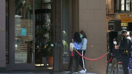 Varias personas hacen fila para acceder a una tienda en San Francisco.