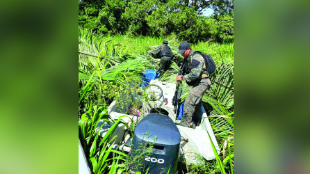Los militares encontraron las lanchas tapadas con palmeras y recogieron los fardos de droga en Punta Izopo.