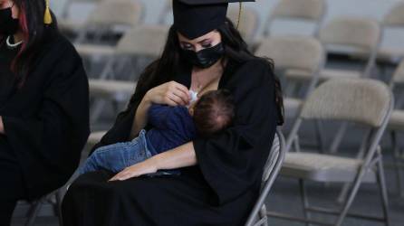 Muchas mujeres sacan adelante a sus hijos mientras trabajan y cursan sus estudios universitarios.