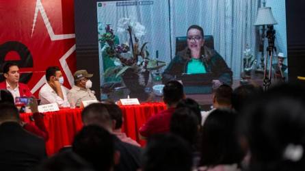La presidenta electa de Honduras, Xiomara Castro, vía Zoom con miembros de Libre.