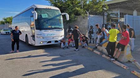 Un grupo de migrantes deportados permanecen al exterior del Instituto Nacional de Migración este miércoles en Ciudad Juárez.