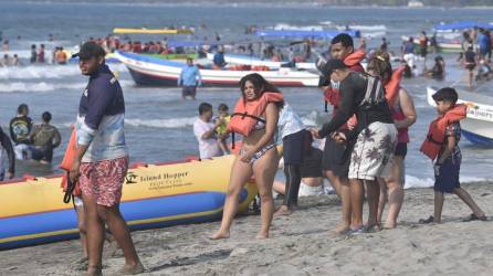 Cientos de hondureños llegaron este jueves 6 de abril a la playa municipal de Tela, para compartir con su familia o amigos en esta Semana Santa 2023.