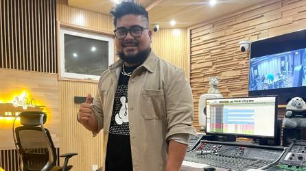 El productor hondureño Manu Martínez está en China para poner en alto el nombre de Honduras.