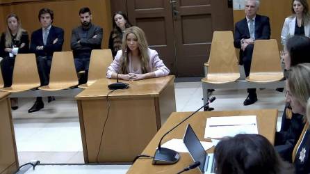 La cantante colombiana Shakira aceptó este lunes el pago de una multa de 7,3 millones de euros a cambio de una rebaja de condena que evitará su entrada en prisión, tras admitir ante la Justicia que defraudó 14,5 millones al fisco español entre 2012 y 2014.