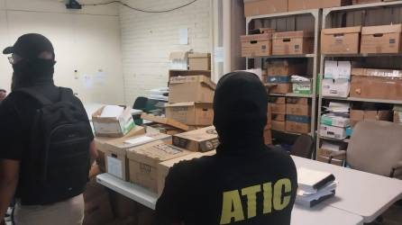 Agentes de la Agencia Técnica de Investigación Criminal (Atic) inspeccionan las oficinas del TSC, en la Unidad de Municipalidades.