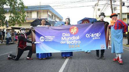 Cientos de sampedranos salieron este domingo 17 de marzo a desfilar en conmemoración al Día Mundial del Teatro. Así fue el ambiente.