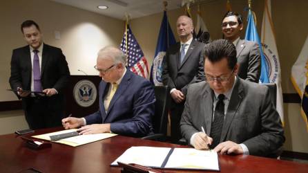 Autoridades de Honduras y Estados Unidos firman acuerdo de cooperación.