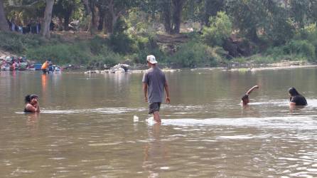 Un grupo de migrantes nadan en el Río Suchiate, antes de cruzarlo, este miércoles en el municipio de Ciudad Hidalgo en Chiapas (México).