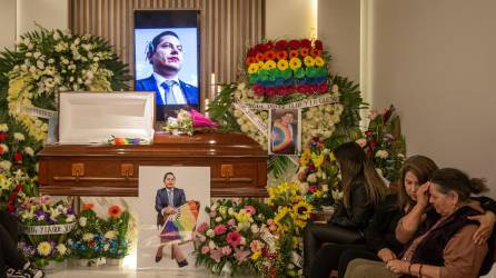 Familiares y amigos acuden al funeral del magistrade Jesús Ociel Baena Saucedo hoy, en la ciudad de Saltillo, Coahuila (México).