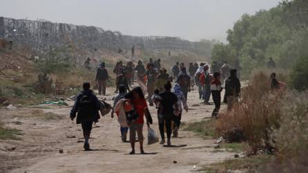 Migrantes caminan entre las fronteras de México con Estados Unidos este miércoles en Ciudad Juárez, Chihuahua.