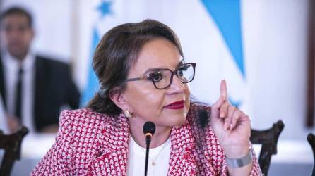 La presidenta de Honduras, Xiomara Castro, en una reunión desde Casa Presidencial.