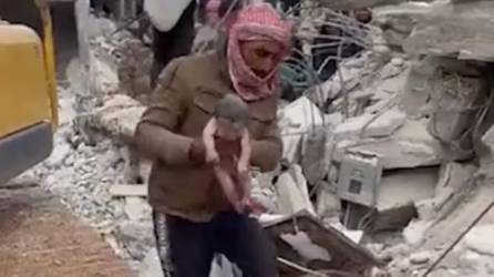 Una bebé fue rescatada tras nacer bajo los escombros de un edificio en Siria. Su madre falleció.