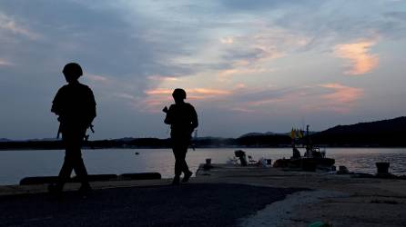 Fotografía muestra a dos soldados patrullar la frontera entre Corea del Sur y Corea del Norte.