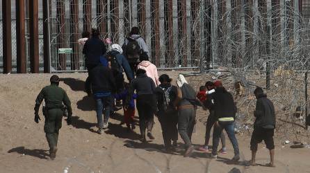 Migrantes caminan hacia la frontera que divide a México de los Estados Unidos en Ciudad Juárez (México).