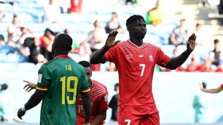 Suiza domó a los ‘Leones Indomables’ de Camerún con un triunfo 1-0 en su debut en el Mundial de Qatar-2022, con un solitario gol de Breel Embolo, nacido precisamente en ese país africano.