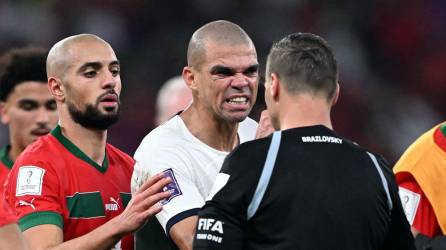 Pepe arremetió contra el árbitro argentino Facundo Tello durante el partido ante Marruecos.