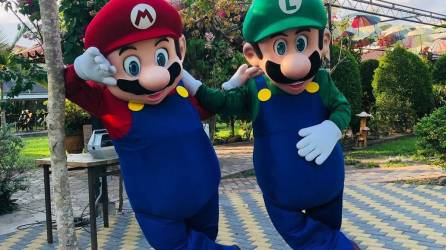 Mario y Luigi estarán animando la jornada por los niños. Fotos: Héctor Edú y Moisés Valenzuela.