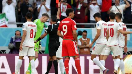 El árbitro guatemalteco Mario Alberto Escobar le mostró la tarjeta roja al portero galés Wayne Hennessey.