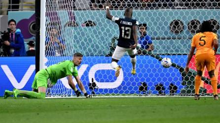 Enner Valencia al momento de marcar el gol del empate de Ecuador ante Países Bajos.