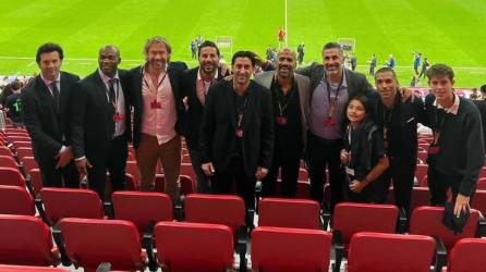 ¡De lujo! David Suazo se codea en Qatar con leyendas mundiales