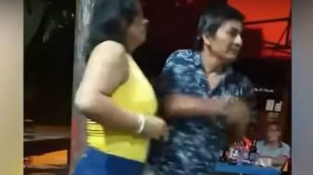 Video: Hombre muere mientras bailaba en plena fiesta