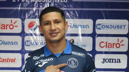 Héctor Castellanos posando con la camiseta del Motagua.