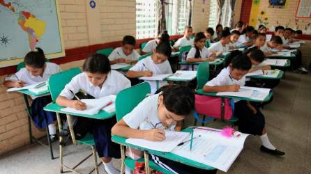 Niños recibiendo clase.