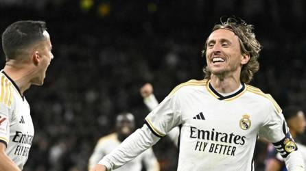 Luka Modric celebrando su golazo con su compañero Lucas Vázquez.