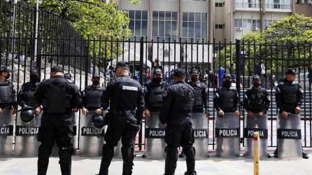 Policías custodian el edificio de la Corte Suprema, en Tegucigalpa (Honduras), en una fotografía de archivo.