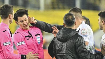 Árbitro fue golpeado por el presidente del Ankaragucu en el futbol de Turquía.