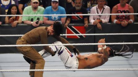 El artista urbano puertorriqueño, Bad Bunny, causó revuelo este sábado tras protagonizar una increíble “pelea callejera” con luchador en la WWE.