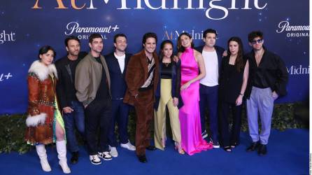 Los protagonistas de “At Midnight” posan con los invitados a la presentación de la película.