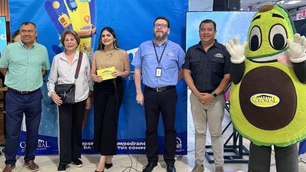 René Maldonado, notario público, Nena Marinakys de Díaz Lobo, Francisco Pereira, entre otros, durante el sorteo de la campaña navideña de Supermecados Colonial.