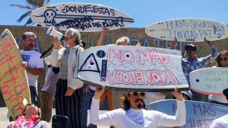 Una protesta pidiendo mayor seguridad en la ciudad mexicana de Ensenada tras el asesinato de tres surfistas visitantes. (Francisco Javier Cruz/Reuters)