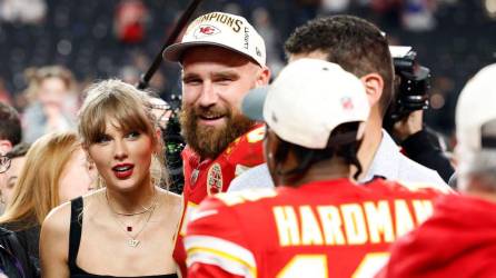 Taylor Swift y su novio Travis Kelce en el reciente partido del Super Bowl.