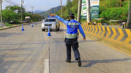 Este domingo, en el ocaso del feriado de Semana Santa, la Policía Nacional y la Dirección Nacional de Vialidad y Transporte (DNVT) comenzaron con los operativos de resguardo para el retorno seguro de veraneantes en las distintas entradas y salidas de San Pedro Sula. Fotografía: La Prensa / Melvin Cubas.