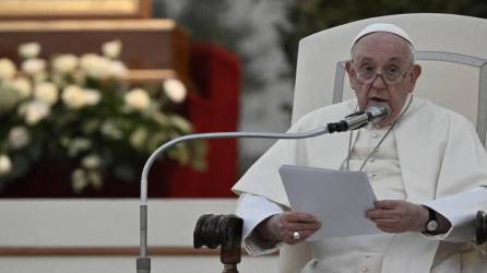 Fotografía muestra al papa Francisco durante una misa en la Basílica de San Pedro, en El Vaticano.