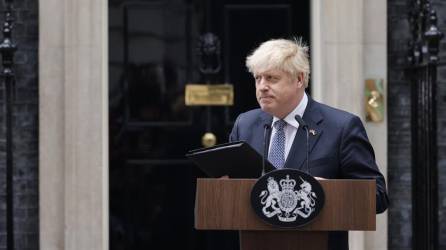 Imagen de archivo del primer ministro británico, Boris Johnson, anunciando su dimisión.