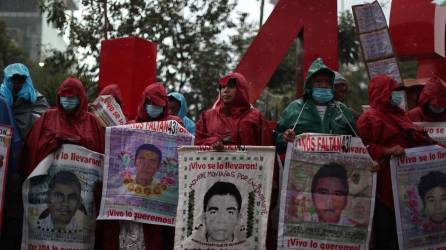 Los padres de las víctimas de Ayotzinapa marcharon exigiendo las pruebas halladas en la investigación sobre la desaparición de los estudiantes.