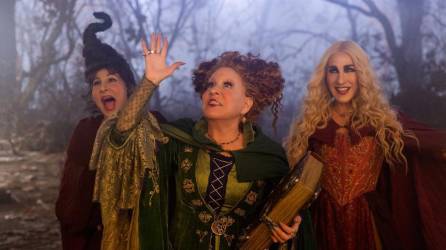 Fotografía cedida por Disney Enterprises donde aparecen de izquierda a derecha Kathy Najimy como Mary Sanderson, Bette Midler como Winifred Sanderson, y Sarah Jessica Parker como Sarah Sanderson, durante un fragmento de la película “Hocus Pocus 2”.