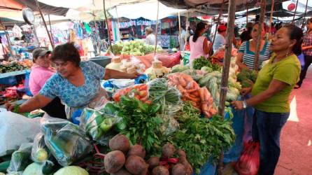 <b><span class=mln_uppercase_mln>Crisis.</span></b> La población ve cómo semana a semana el precio de los alimentos sube en los mercados.