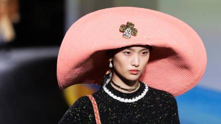 La casa Chanel organizó un desfile “como un invierno aterciopelado junto al mar”, con grandes sombreros de playa, vestidos anchos y confortables y camisones en la recién pasada semana de la moda parisina.