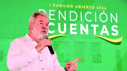 <b>El alcalde Roberto Contreras mientras brindaba su informe durante el cabildo abierto.</b>